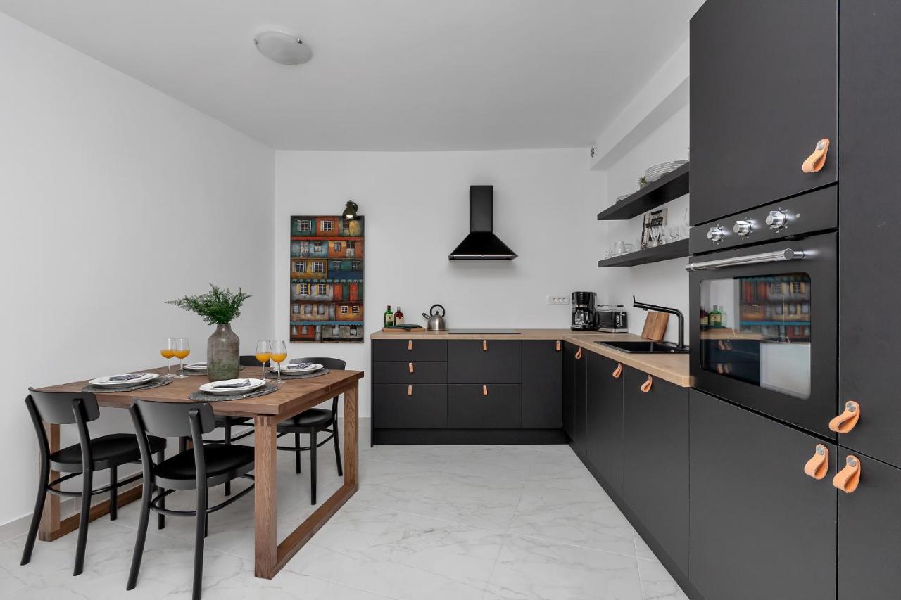 Apartment Lotte With Private Pool In The City Center! Макарска Екстериор снимка