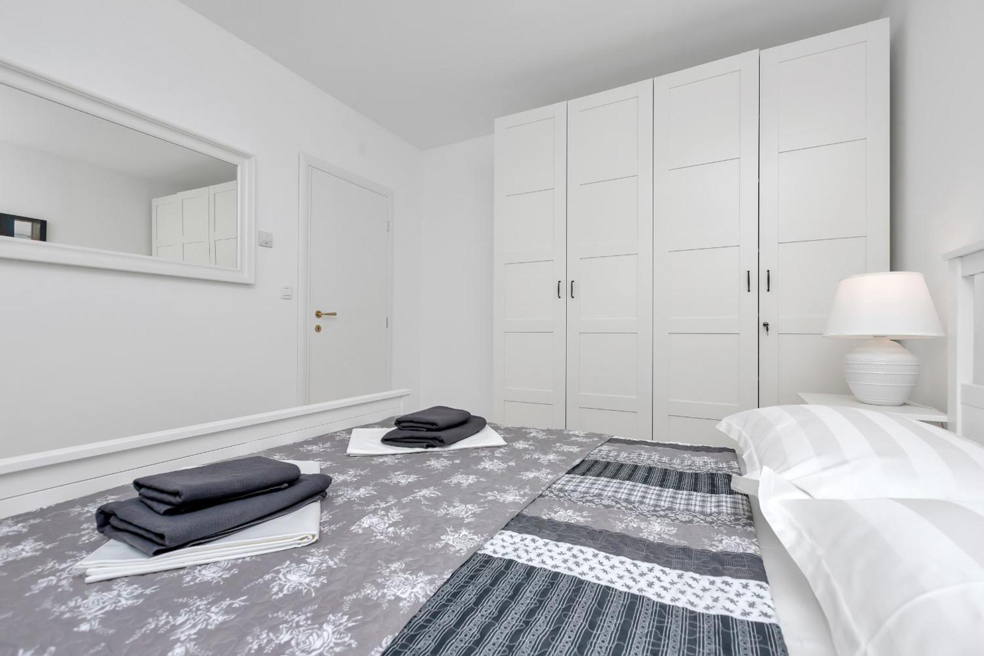 Apartment Lotte With Private Pool In The City Center! Макарска Стая снимка