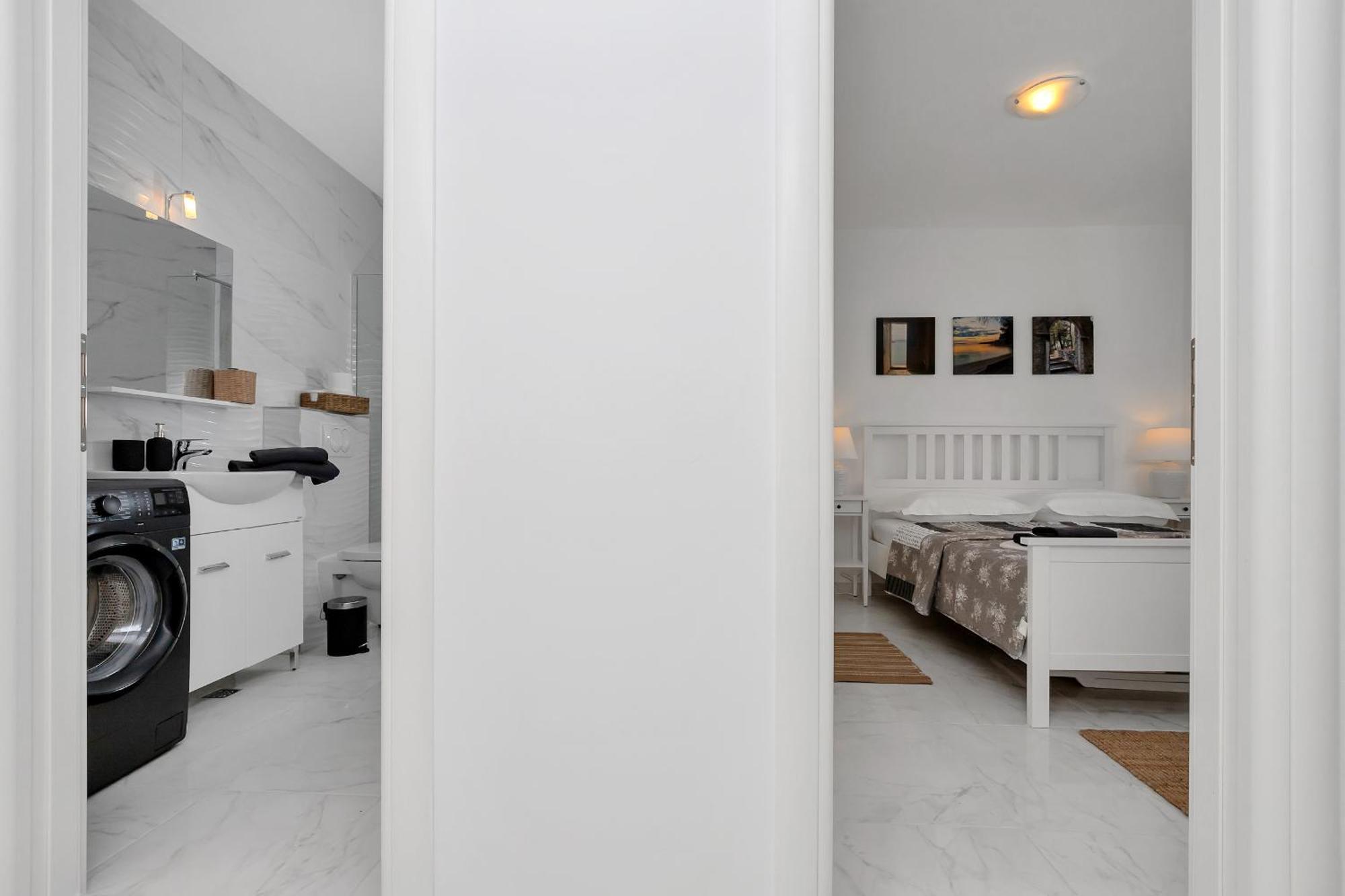 Apartment Lotte With Private Pool In The City Center! Макарска Стая снимка