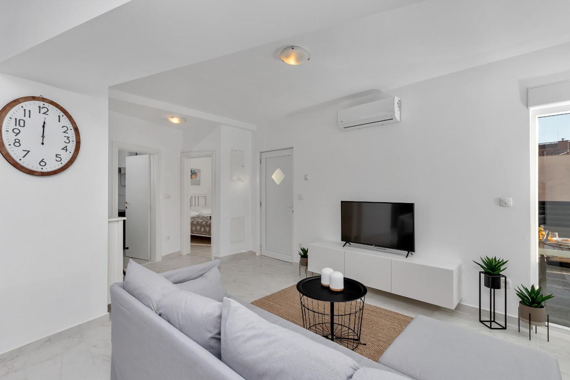 Apartment Lotte With Private Pool In The City Center! Макарска Стая снимка