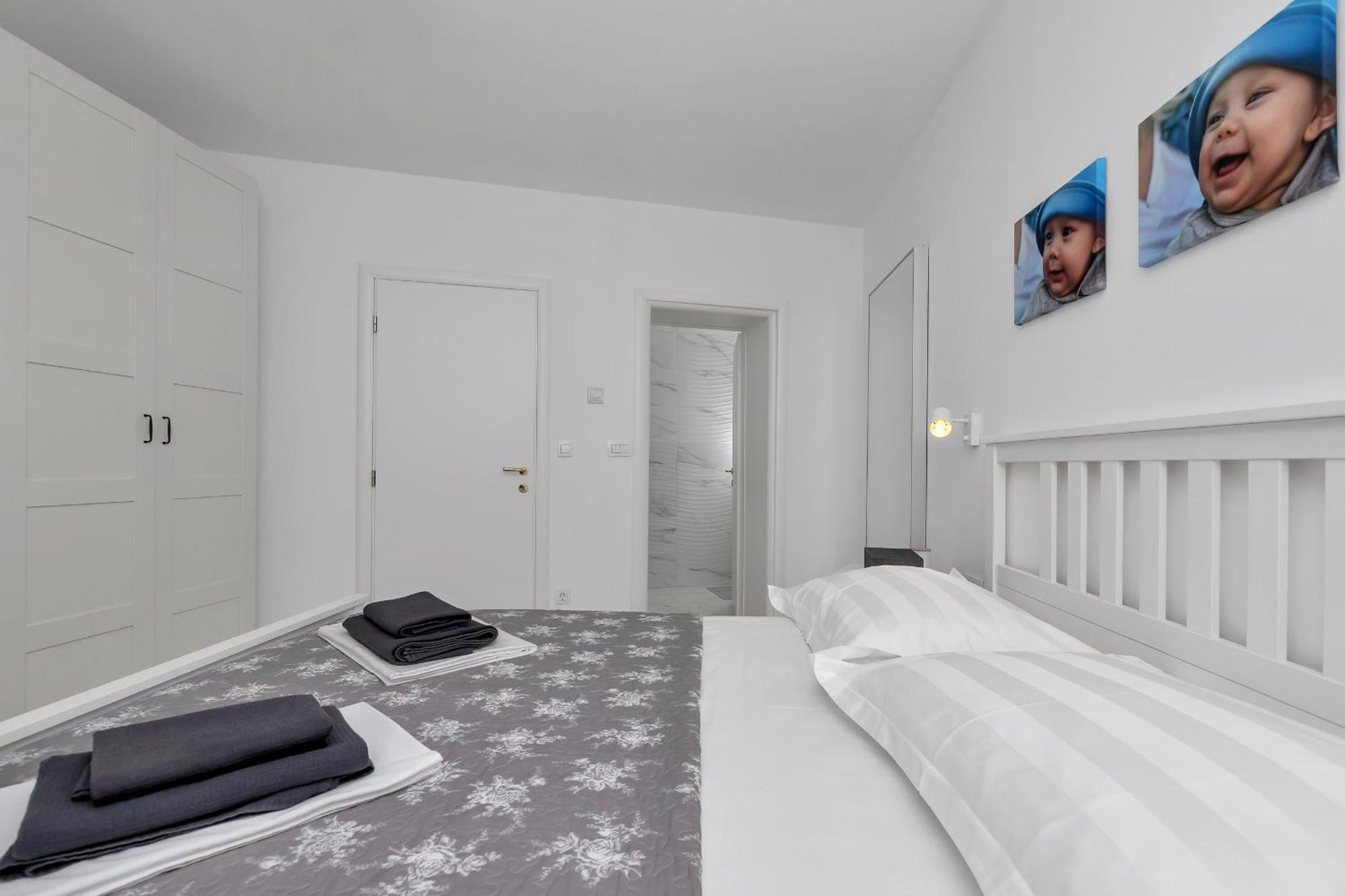 Apartment Lotte With Private Pool In The City Center! Макарска Стая снимка